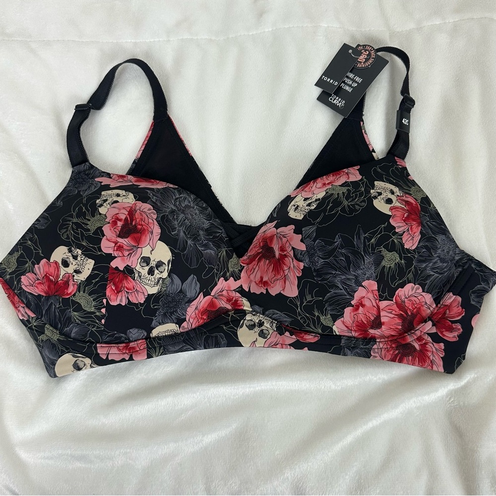 torrid Sz 42C Curve 360 back smoothing wireless push up plunge bra skull & roses